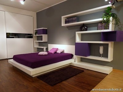 Mensole per la camera da letto: consigli su come posizionarle Parete di mensole