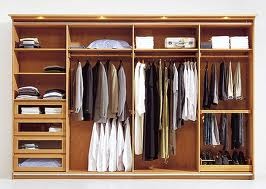 Soluzioni per organizzare i vestiti: fra stampelle salvaspazio e contenitori